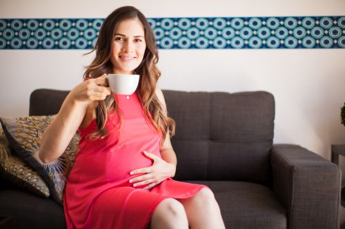 Schwangere Frau trinkt Kaffee 